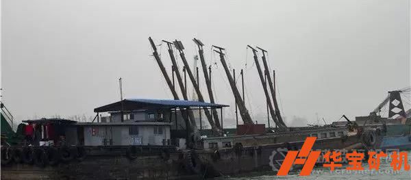 馬鞍山市水警刑警聯(lián)手破獲特大犯罪團(tuán)伙盜采江砂案件抓獲46人! 馬鞍山市水警刑警聯(lián)手破獲特大犯罪團(tuán)伙盜采江砂案件抓獲46人!